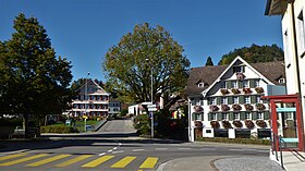 Plaza del pueblo de Mosnang con tilo, restaurante "Bären" y el antiguo "Krone" (de izquierda a derecha)