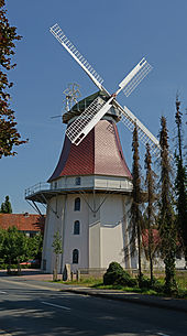 Die an der „Niedersächsischen Mühlenstraße“ gelegene Galerieholländerwindmühle von 1873 ist eine Sehenswürdigkeit Emtinghausens.