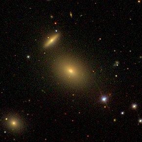 NGC 392 uprostřed, NGC 394 nahoře a NGC 397 vlevo dole