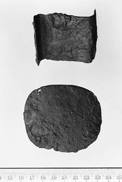 Ett Z-formigt och ett skivformigt järnföremål som troligen är skinnskrapor, funna i grav 1 på Norra Bredsundsnäset