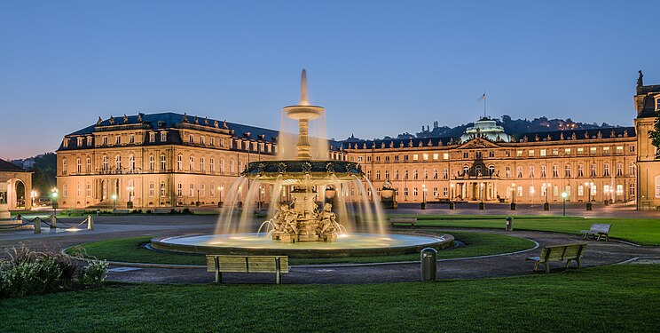 Schlossplatzspringbrunnen (Schlossplatz Stuttgart) during blue hour with the New Palace in the background.