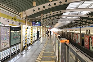 Bahnsteig in Richtung Norden der Shangdi Station (20210204152511) .jpg