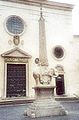 Obelisk na Trgu Minerva pred Santa Maria sopra Minerva v Rimu s Hanovim kipom