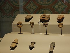 Objetos prehispánicos de cerámica y piedra en el Museo Regional de Aguascalientes 04.jpg