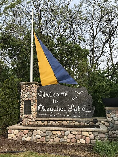 How to get to Okauchee Lake with public transit - About the place