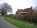 Das Old Junction Cottage bei Ilmington. Die von links kommende Strecke aus Stratford spaltete sich hier in die Strecke nach Moreton (vorne) und die nach Shipston (hinten) auf. Der größere Gebäudeteil rechts wurde erst in der zweiten Hälfte des 20. Jahrhunderts angebaut.