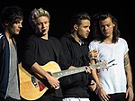 Ang One Direction habang nagtatanghal sa Glasgow sa kanilang On The Road Again Tour noong Oktubre 2015. Mula sa kaliwa: Louis Tomlinson, Niall Horan, Liam Payne, at Harry Styles.