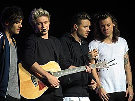 One Direction tampil di Glasgow dalam On the Road Again Tour, Oktober 2015. Dari kiri ke kanan: Louis Tomlinson, Niall Horan, Liam Payne dan Harry Styles