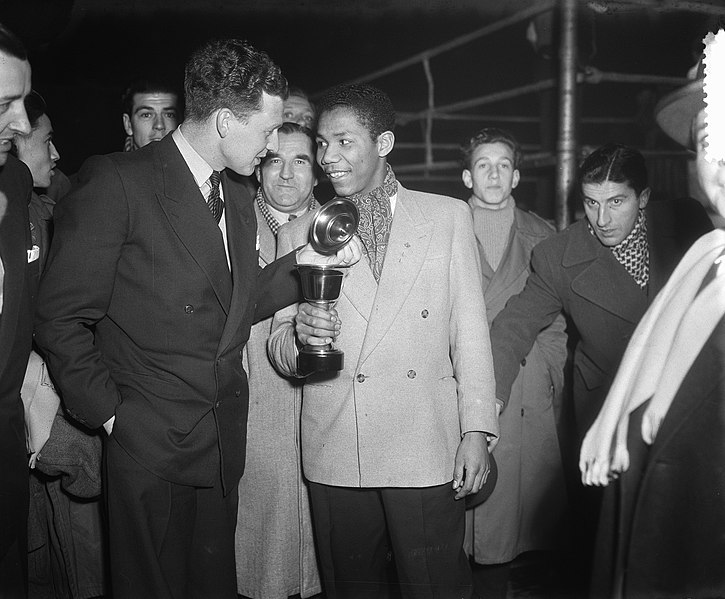 File:Opdrachten Coca Cola Boksen. Harry Bos tegen Anglee, Bestanddeelnr 905-4483.jpg