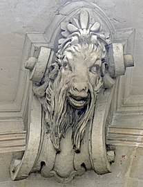 Mascaron sur la façade du no 52.