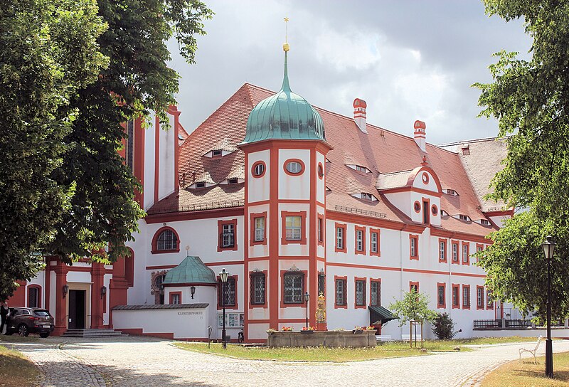 File:Panschwitz-Kuckau, Kloster St. Marienstern, die Abtei.jpg