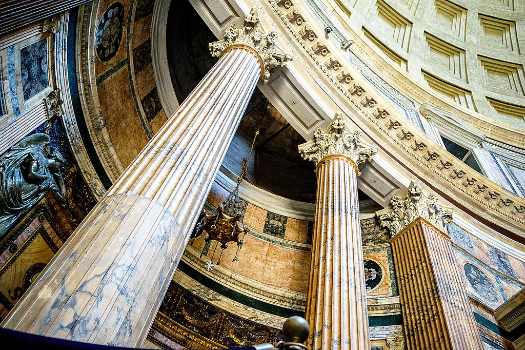 Colonne et détails de l'architecture intérieur du Panthéon à Rome. Photo de Kailash U