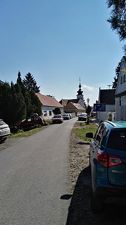 Petőfi utca, háttérben a református templom