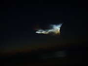 이 사진의 야광운[8] 은 피닉스 발진에 쓰인 델타 II 7925 로켓으로부터의 배기가스가 만들어낸 것이다.[9] 사진 출처: Andrew Annex.