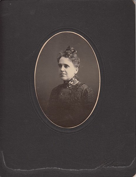 File:Photograph of unidentified woman - 26215969252.jpg