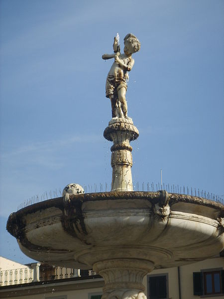 File:Piazza del duomo, prato, fontana 02.JPG