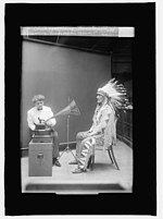 Miniatuur voor Bestand:Piegan Indian, Mountain Chief, listening to recording with ethnologist Frances Densmore LCCN2016844693.jpg