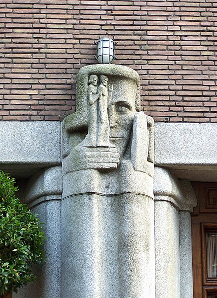 File:Pilaster Ornament1 Hildo Krop Prinsenhof Stadhuis Voorburgwal Amsterdam.JPG