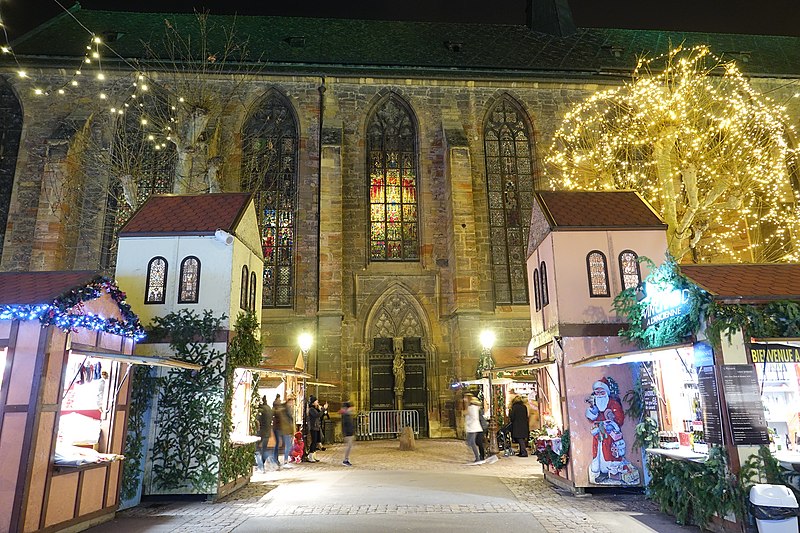 File:Place des Dominicains - marché de Noël (Colmar) (3).jpg