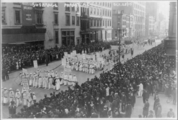 Paraderende suffragetter, i USA kalt suffragister, i New York i 1915. 20 000 kvinner skal ha deltatt i protestmarsjen. Amerikanske kvinner fikk stemmerett i 1920.