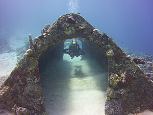 Taucher in den Überresten der Unterwasserstation Conshelf II im Roten Meer vor der sudanesischen Küste