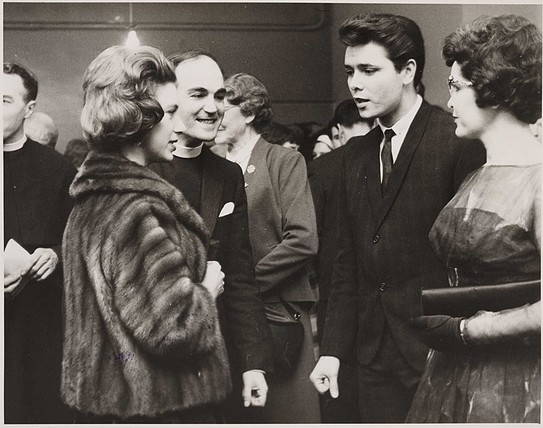 File:Princess Margaret meets Cliff Richard at the 59 Club, 1962. (7936244214).jpg