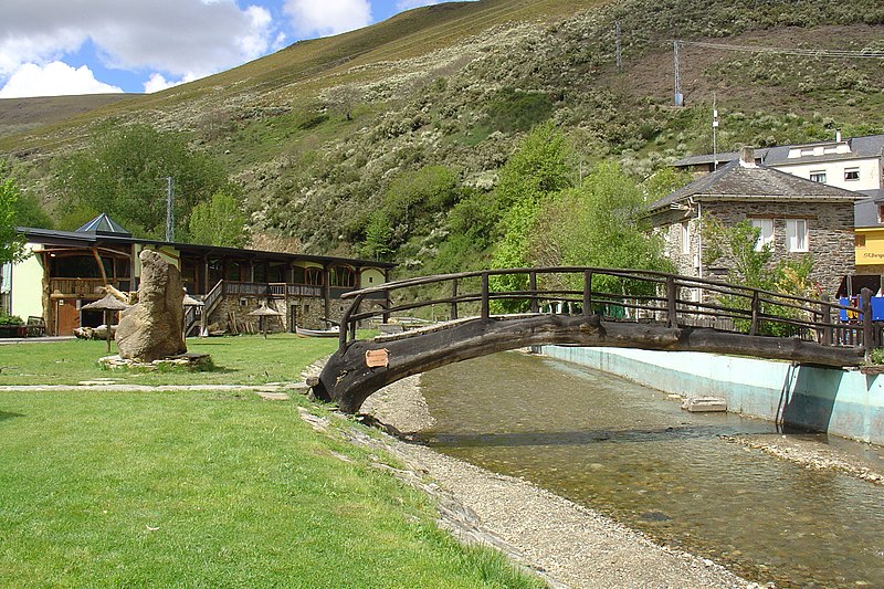 File:Puente de los Besos - Balboa - panoramio.jpg