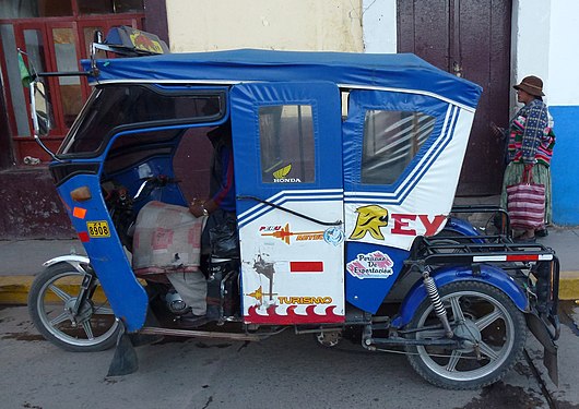 Moto-taxi à trois roues fermées de Puno, Pérou