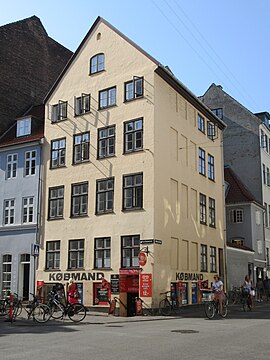 The corner building from 1750.