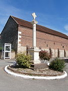 Calvaire à l'intersection entre les rues de l'Église, de la Mairie et de Noroy.