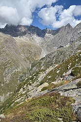 Refuge de Chabournéou avec en arrière plan plusieurs pics (Aupillou, Jocelme ) vu depuis le sentier allant à Vallonpierre (Parc des Ecrins, Hautes Alpes, France) DSC 0690.jpg