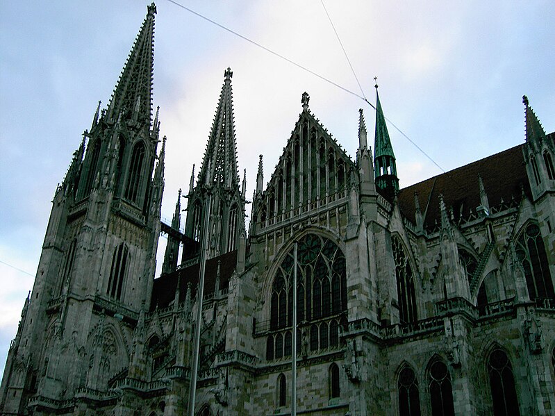 File:Regensburg cathedral sideview.jpg