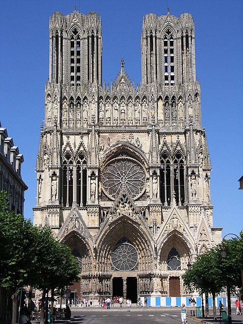 החזית המערבית של קתדרלת נוטרדאם דה ריימס, צרפת.