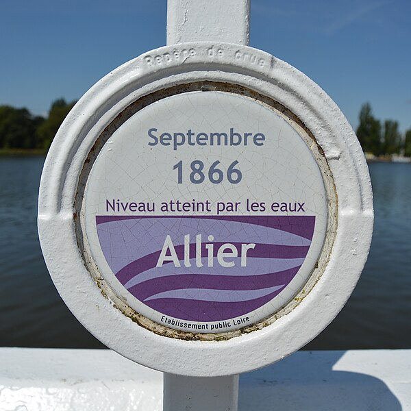 File:Repère de crue septembre 1866 Allier (embarcadère près du port, Vichy) 2023-08-15.JPG