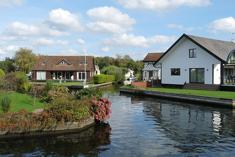 File:Riverside housing on the Bure - geograph.org.uk - 4194717.jpg