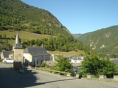 En arrière le village d’Ancizan.