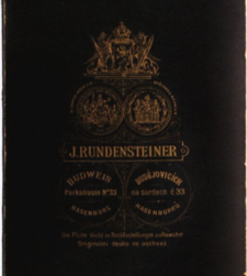 rubová strana jedné z fotografií s logem Johanna Rundensteinera