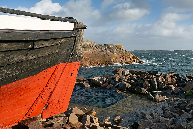 File:Rudder of fishing boat Frifararen at Vikarvet Museum 2.jpg