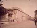 Photographie prise par Eugène Atget en 1898. À gauche l'ancien cabinet d'Histoire naturelle du Muséum, démoli en 1935 et remplacé depuis 1959-1963 par la réserve de la bibliothèque centrale du MNHN. À droite on entrevoit l'ancien Hôpital de la Pitié, démoli en 1912 et remplacé par la mosquée de Paris, des immeubles d'habitation et la clinique Geoffroy St-Hilaire.