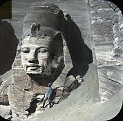 Vista da estatua máis á dereita do Gran Templo, parcialmente escavada, cunha figura humana (posiblemente William Henry Goodyear) a escala