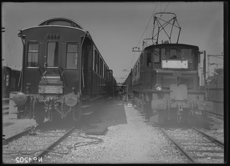 File:SBB Historic - F 108 01-01202 - Bremsversuche mit Lokomotive Ae 4 7 10983 vor Personenzug.tif