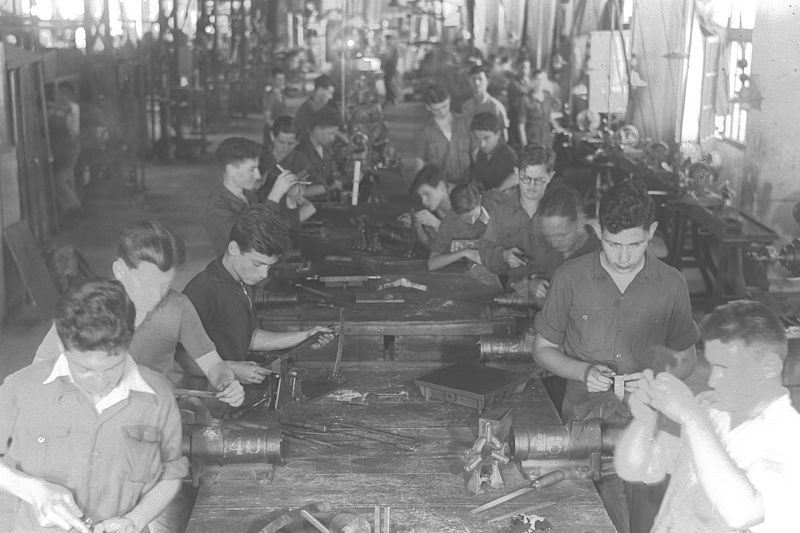 File:STUDENTS OF THE HAIFA TECHNION TRADE SCHOOL IN THETECHNION WORKSHOP. תלמידי תיכון מקצועי לומדים בבית מלאכה בטכניון בחיפה.D10-035.jpg