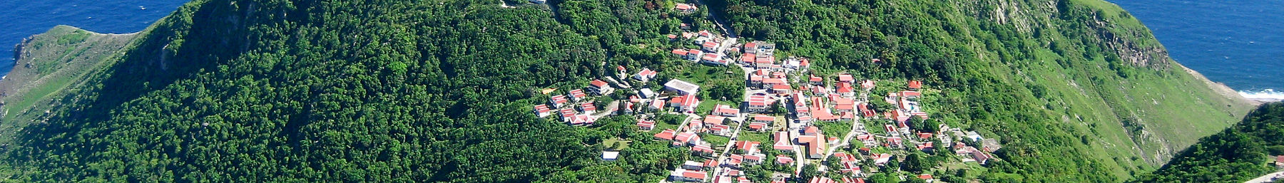 Gezicht op Windwardside, op het eiland Saba, vanaf Mount Scenery