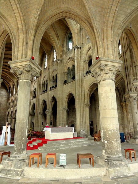 File:Saint-Leu-d'Esserent (60), église St-Nicolas, déambulatoire, vue dans la nef 2.jpg