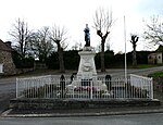 Monumento a los muertos de Sarrazac (Poilu en reposo)