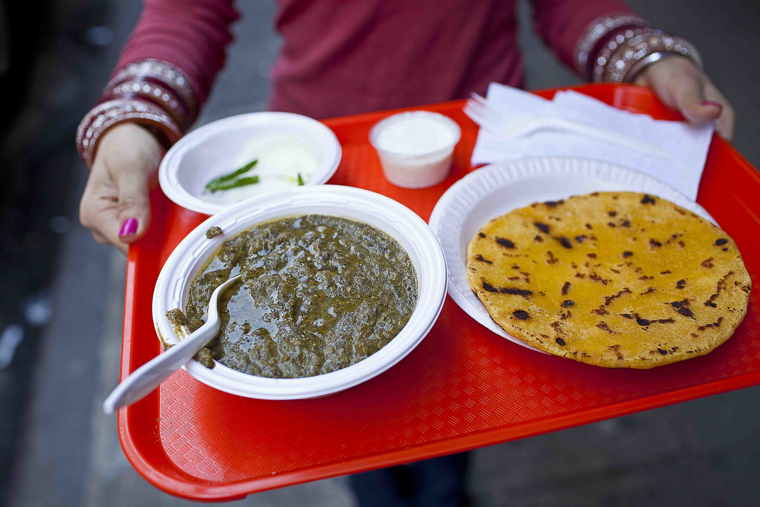 https://upload.wikimedia.org/wikipedia/commons/thumb/e/e1/Sarson-ki-saag_makki_di_roti.jpg/2560px-Sarson-ki-saag_makki_di_roti.jpg