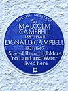 Sir MALCOLM CAMPBELL 1885-1948 DONALD CAMPBELL 1921-1967 Rapidecrekordo-teniloj en tereno kaj Akvo vivis here.jpg