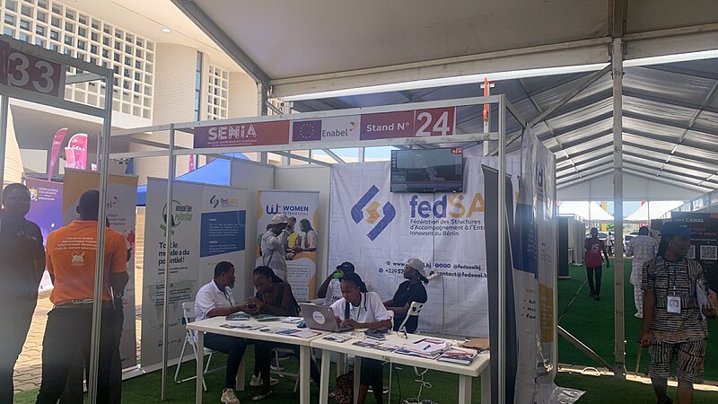 File:Stand d'exposition de Women in tech Benin SENIA.jpg