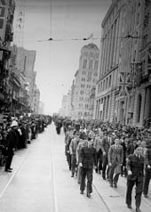 Reclute della Royal Australian Air Force in marcia lungo Queen Street, agosto 1940