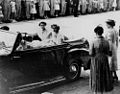 La reina Isabel II y su dama de honor, la señora Pamela Mountbatten, llegan a una recepción para mujeres en el ayuntamiento de Brisbane en 1954.